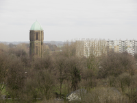 902832 Overzicht van het Park de Watertoren in de wijk Overvecht te Utrecht, vanaf een flatgebouw aan de Haarlemmerhoutdreef.